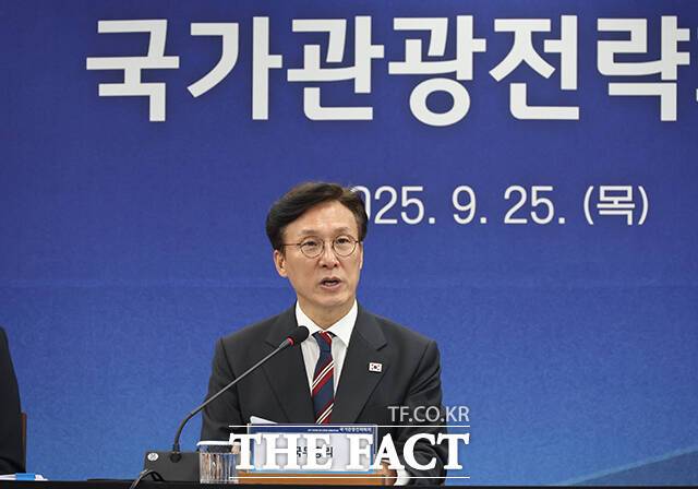 김민석 국무총리는 25일 서울 중구 한국관광공사 서울센터에서 열린 국가관광전략회의에서 "콘텐츠-관광-지역경제를 잇는 선순환 구조를 위해 규제 개혁과 정책적 지원을 과감하게 추진하겠다"고 밝혔다. 정부는 이날 △방한 관광(인바운드) △국내 관광 △정책·산업 등을 골자로 하는 관광 혁신 3대 전략을 발표했다. /임영무 기자