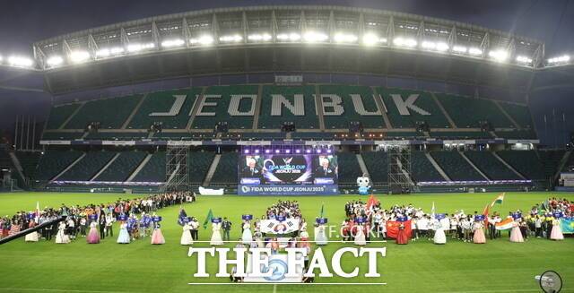 25일 오후 전주월드컵경기장에서 개막한 '2025 전주드론축구월드컵(FIDA World Cup Jeonju 2025)' 대회의 개막식에서 선수단이 입장해 개회 선언을 지켜보고 있다. /전주시