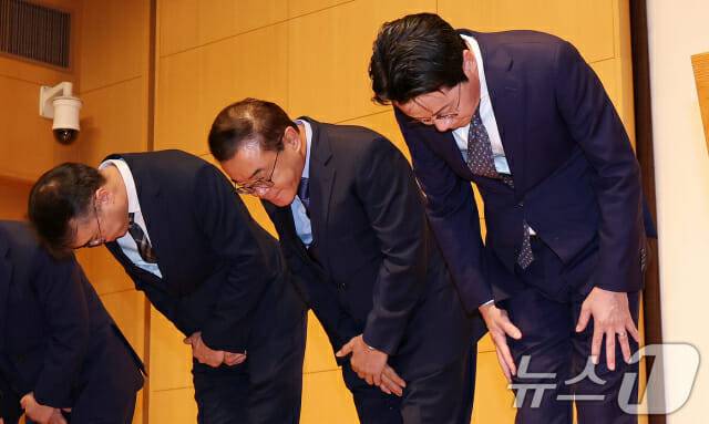 조좌진 롯데카드 대표(사진 오른쪽)가 18일 서울 중구 부영태평빌딩 컨벤션홀에서 열린 언론 브리핑에서 롯데카드 대규모 해킹 사고 관련 대국민 사과를 하고 있다.(사진=뉴스1)