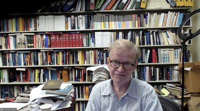 해롤드 제임스 프린스턴대 역사학 및 공공·국제정책대학원 교수가 도널드 트럼프 미국 행정부의 무역 정책을 주제로 아시아경제와 화상으로 인터뷰를 하고 있다. 뉴욕=권해영 특파원