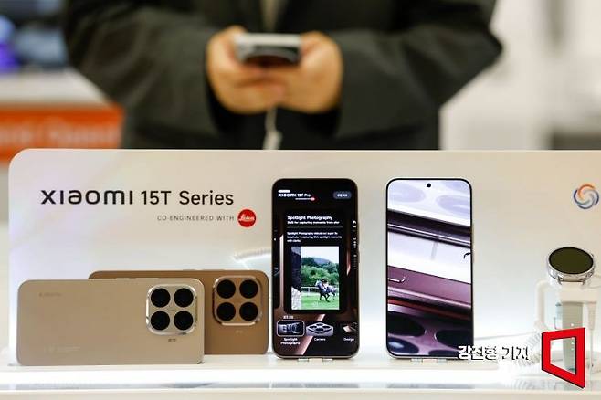 25일 서울 광진구 샤오미 스토어 NC이스트폴 구의점에서 샤오미 15T프로가 전시돼 있다. 2025.9.25 강진형 기자