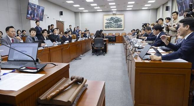 24일 국회에서 열린 운영위원회 전체 회의에서 여야 의원들이 2025년도 국정감사 증인 출석 명단을 두고 설전을 벌이고 있다. 연합뉴스