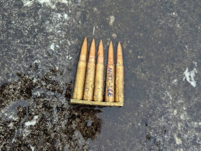 '반 ICE'라고 적힌 탄피