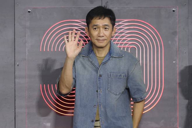 24일 부산 영화의전당을 찾은 배우 양조위는 행사 내내 팬들과 눈을 맞추며 손을 흔들어 인사했다. /연합뉴스