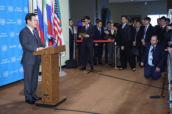 이재명 대통령이 24일(현지 시각) 미국 뉴욕 유엔본부에서 안전보장이사회 공개 토의에 앞서 약식 브리핑을 하고 있다./연합뉴스