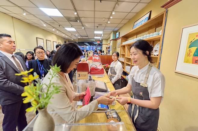 김혜경 여사가 23일(현지 시각) 뉴욕 코리아타운의 한 반찬가게를 방문해 음식을 구매하고 있다./연합뉴스