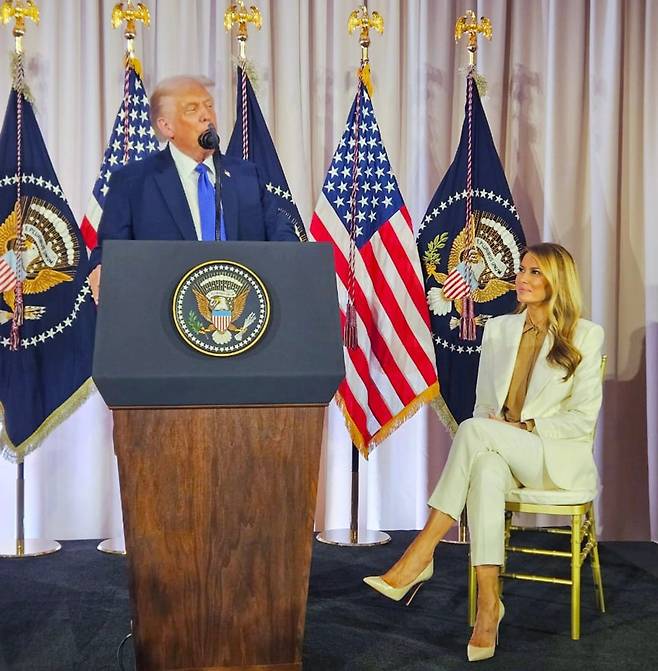 도널드 트럼프 미국 대통령(왼쪽)이 23일 뉴욕 '롯데 뉴욕 팰리스 호텔'에서 열린 리셉션에서 연설을 하고 있다. /소셜미디어