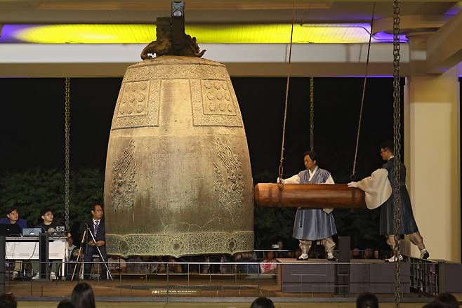 원천수 주철장 이수자(왼쪽)와 보신각 종지기를 역임한 신철민 서울시 주무관이 타종하는 모습. /김동환 기자