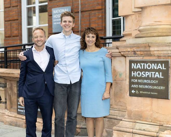 희귀 퇴행성 뇌질환인 헌팅턴병의 유전자 치료가 처음으로 영국에서 성공했다.사진은 임상시험을 주도한 사라 타브리지 교수(오른쪽)와 에드 와일드 교수(왼쪽). 가운데는 임상 시험에 참가자 중 한 명인 잭 메이-데이비스. 데이비스는 자신이 헌팅턴병 양성 유전자를 지녔다는 사실을 19살에 알게된 이후로 여러 임상시험에 참여해 왔다./영국 유니버시티칼리지 런던 헌팅턴병센터(UCLH)