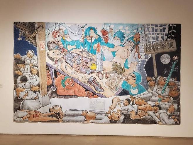 지난 24일 대구 중구 봉산문화회관 1전시실에 윤석열 정부의 의료 대란을 비판한 것으로 추정되는 '동학의국' 작품이 걸렸다./대경미술연구원