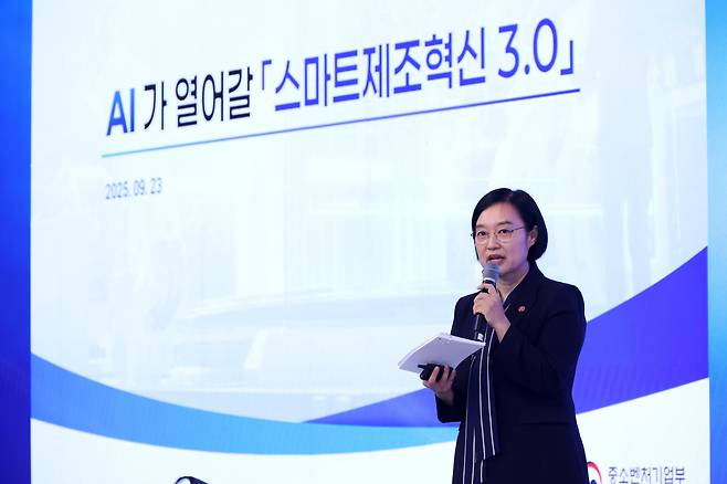 한성숙 중소벤처기업부 장관이 23일 제주 서귀포시 롯데호텔 제주에서 열린 '2025 중소기업 리더스포럼'에서 정책 강연을 하고 있다./중소기업중앙회 제공