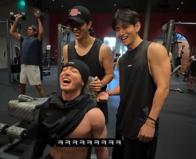 그룹 BTS 멤버들이 LA의 한 헬스장에서 운동을 하고 있다. /유튜브 캡처