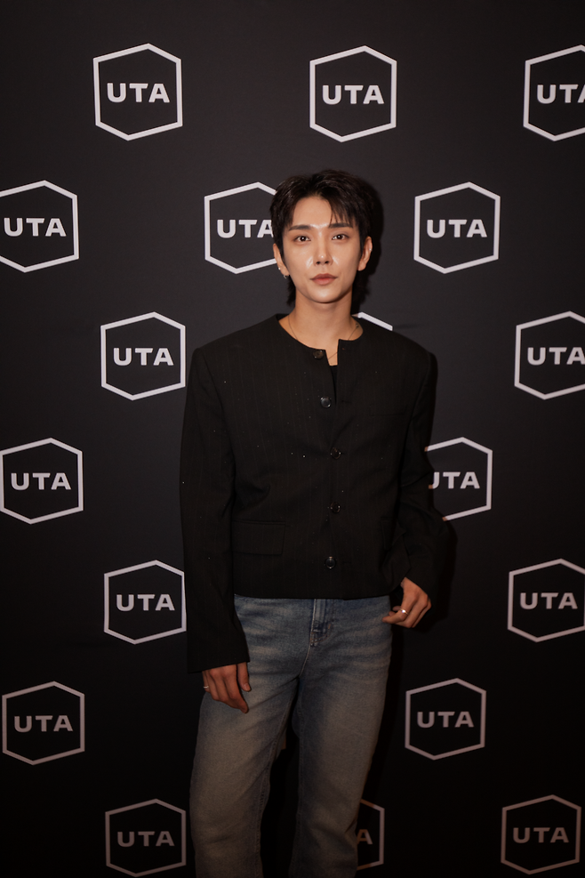 블랙 트위드 재킷으로 멋을 낸 세븐틴 조슈아. 포토그래퍼 Robert Evans