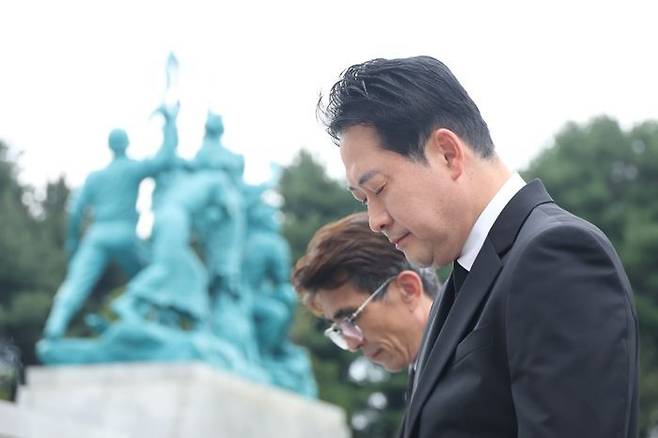 장동혁 국민의힘 대표가 24일 대전 유성구 국립대전현충원을 방문해 현충탑을 참배하고 있다. ⓒ뉴시스