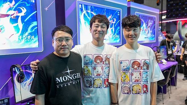 이동조 넷마블몬스터 프로덕션 디렉터(왼쪽부터), 김민균 넷마블몬스터 리드 디렉터, 강동기 넷마블 사업부장이 25일 일본 치바현 마쿠하리멧세에서 열린 '도쿄게임쇼 2025' 내 넷마블 부스에서 기념사진을 촬영하고 있다.ⓒ넷마블