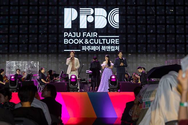 ‘2024 파주페어 북앤컬처’ 개막 공연 ‘Books Alive!’ 모습. 오만석, 손준호, 김소현 배우 등이 출연해 뮤지컬 갈라 콘서트를 펼쳤다. 파주페어 북앤컬처 제공
