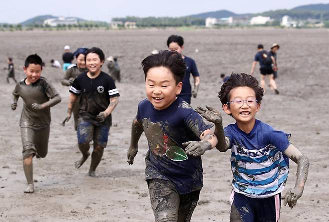 농어촌 유학 프로그램 ‘말랑갯티학교’에 참여한 양도초등학교 학생들이 인천 강화군 갯벌에서 뛰어놀고 있다. 인천시교육청 제공