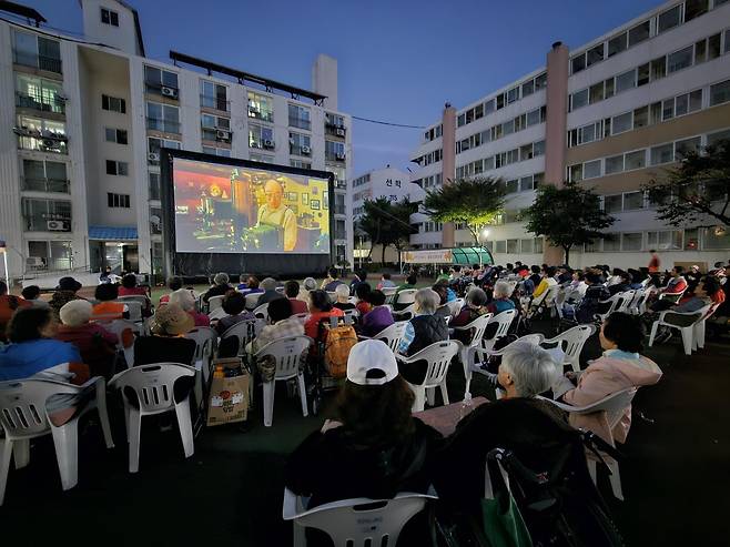 인천도시공사(iH)가 문화 접근이 어려운 임대아파트 입주민을 위해 지난해 처음 운영한 ‘해질녘 영화관’ 현장 모습. 올해는 대상 단지를 확대해 더 많은 입주민에게 영화 감상 기회를 제공하고 있다. iH제공
