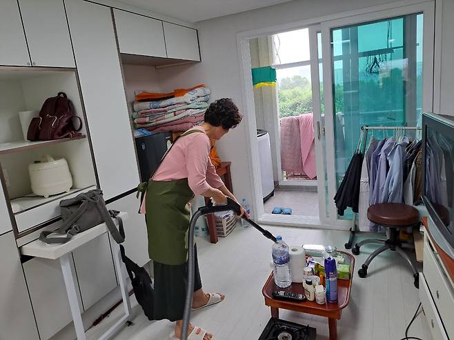 인천도시공사(iH)는 연수구 노인인력개발센터 노인 일자리 사업과 연계한 ‘가사 돌봄’과 ‘주거복지 돌봄’ 서비스를 통해 홀몸노인을 지원하고 있다. 여성 활동지원사가 거동이 불편한 임대주택 거주자를 찾아가 가사 돌봄 서비스를 제공하고 있다. iH 제공