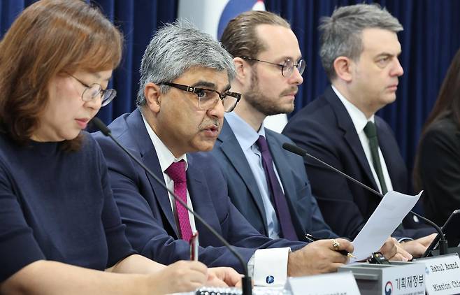 라훌 아난드 IMF 한국 미션단장(왼쪽 두번째)이 24일 오전 서울 종로구 정부서울청사에서 2025년 IMF 연례협의 결과 브리핑을 하고 있다. 뉴스1