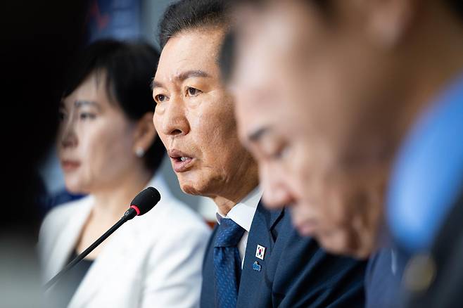 정청래 더불어민주당 대표가 24일 서울 여의도 국회에서 열린 최고위원회의에서 모두 발언을 하고 있다. 2025.9.24 뉴스1