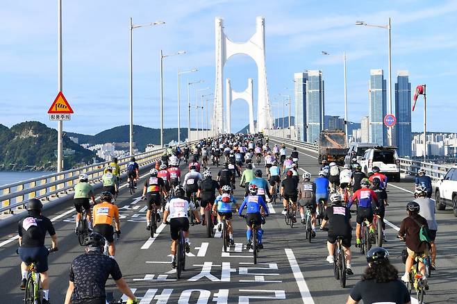 1일 부산 광안대교에서 전국 각지의 자전거 애호가 3000여 명이 모인 가운데 ‘세븐브릿지 투어’가 열리고 있다. 부산시 제공