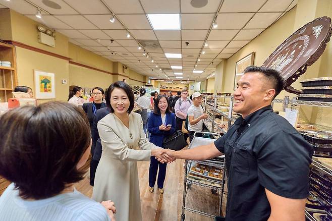 김혜경 여사가 23일(현지 시간) 미국 뉴욕 코리아타운 한 마트를 방문해 관계자들과 인사를 나누고 있다. 2025.09.25 대통령실 제공