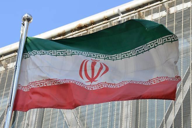 사진은 서울 용산구에 위치한 이란 이슬람공화국 대사관에 걸린 이란 국기. 뉴시스