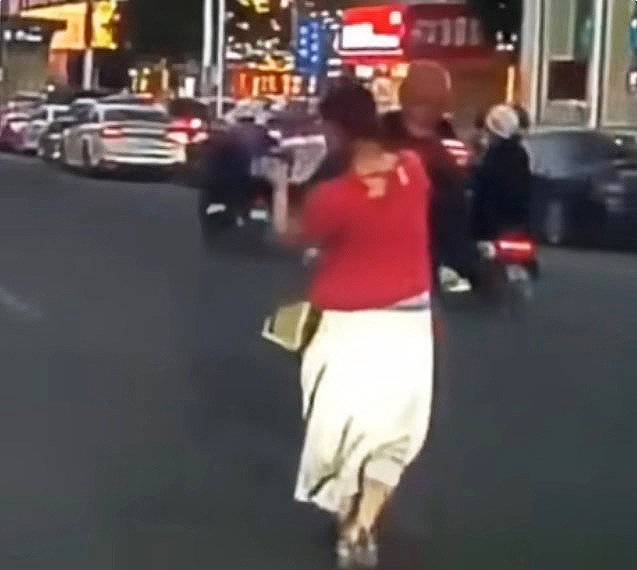 중국에서 위험천만하게 무단횡단하는 노인을 도우려던 여성이 오히려 뺨을 맞는 황당한 일이 벌어졌다. (중국 소셜미디어)