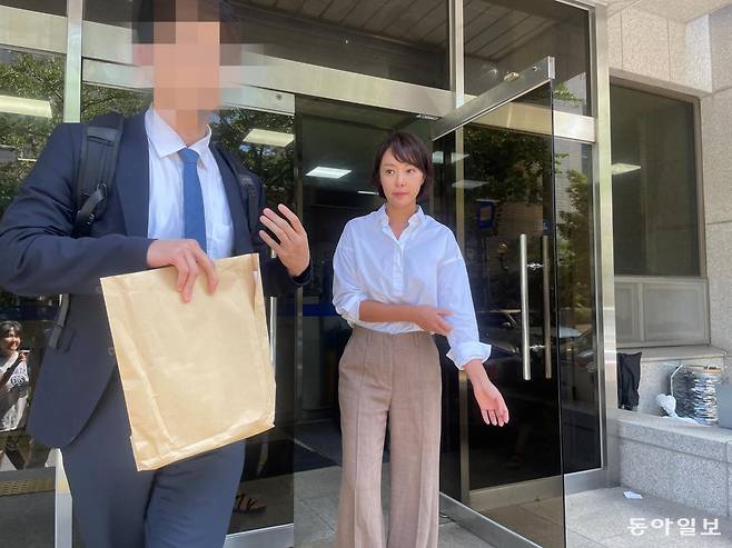 지난달 결심공판을 마친 뒤 법원을 나서고 있는 황정음 씨. 송은범 기자 seb1119@donga.com