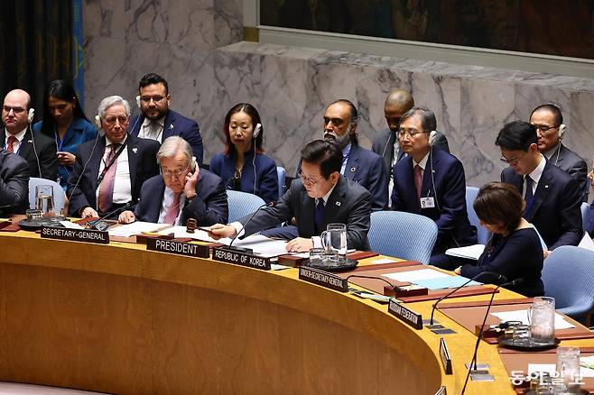 이재명 대통령이 24일(현지시간) 미국 뉴욕 유엔본부에서 열린 안전보장이사회 공개 토의에서 의사봉을 두드리고 있다. 뉴욕=송은석 기자 silverstone@donga.com