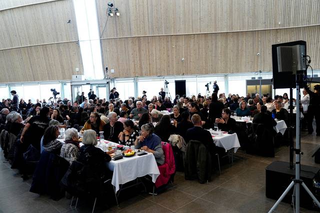 그린란드 주민들이 24일(현지시간) 그린란드 누크의 문화센터에서 덴마크 메테 프레데릭센 총리가 도착하기를 기디리고 있다. 로이터=연합뉴스