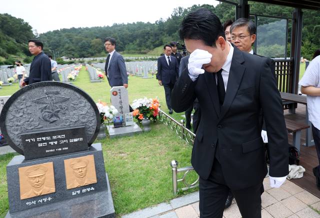 장동혁 국민의힘 당대표가 지난 9월 24일 오후 국립대전현충원에 안장된 해병대 채 모 상병과 연평도 포격전 전사자 묘역 참배를 마친 뒤 눈물을 흘리고 있다.<연합뉴스 사진>