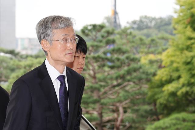 조희대 대법원장이 25일 서울 서초구 대법원으로 출근하고 있다. [연합뉴스]