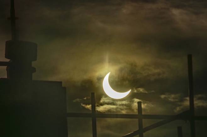 뉴질랜드 중앙은행인 RBNZ 새 총재에 24일(현재시간) 스웨덴 중앙은행 릭스방크 부총재인 안나 브레만이 선임됐다. 뉴질랜드 경제가 올 상반기 이중 침체에 빠진 가운데 22일 남섬 크라이스트처치에 부분일식이 나타났다. AP 뉴시스