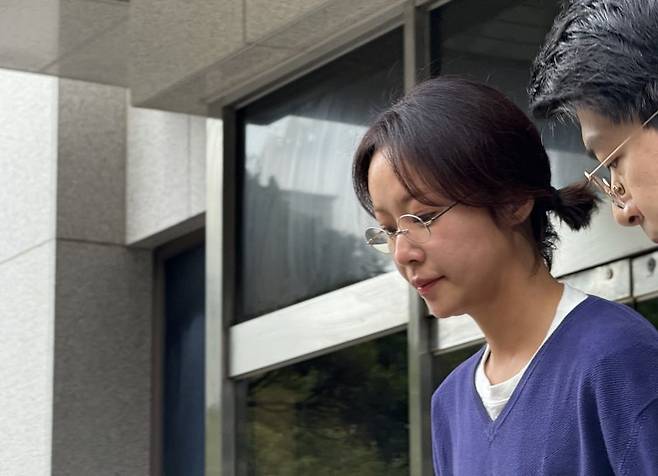 법원 나오는 황정음 (제주=연합뉴스) 백나용 기자 = 특정경제범죄 가중 처벌 등에 관한 법률 위반(횡령) 혐의로 기소된 배우 황정음이 25일 집행유예를 선고 받고 제주지방법원을 나오면서 취재진 질문을 받고 있다. 2025.9.25 dragon.me@yna.co.kr (끝)