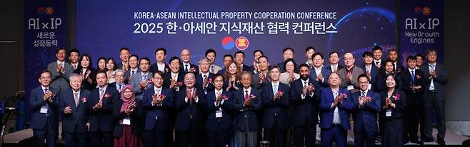 25일 서울 마포구 호텔 나루 서울 엠갤러리에서 열린 2025 한·아세안 지식재산 협력 컨퍼런스에서 참석자들이 기념촬영을 하고 있다. 지총제공