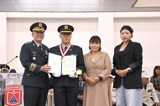 25일 전북 익산 육군부사관학교에서 육군교육사령관 김봉수 중장 주관으로 73명의 '2025-3기 현역과정 육군 부사관 임관식'이 거행됐다. 교육사령관(중장 김봉수)이 국방부장관상을 수상한 정재욱 하사 및 가족과 함께 기념사진 촬영을 하고 있다. 육군 제공