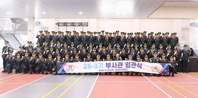 25일 전북 익산 육군부사관학교에서 육군교육사령관 김봉수 중장 주관으로 73명의 '2025-3기 현역과정 육군 부사관 임관식'이 거행됐다. 교육사령관(중장 김봉수) 등 주요 내외빈들이 임관자들과 함께 기념사진촬영을 하고 있다.
