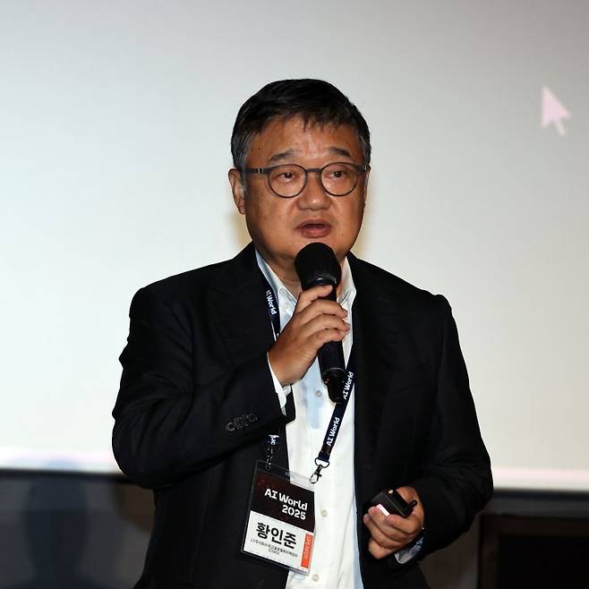 황인준 LY(라인야후)주식회사 최고글로벌투자책임자(CGIO)가 25일 서울 송파구 롯데월드타워 롯데시네마에서 파이낸셜뉴스와 과학기술정보통신부가 공동 개최한 'AI월드 2025'에서 특별강연을 하고 있다. 사진=서동일 기자