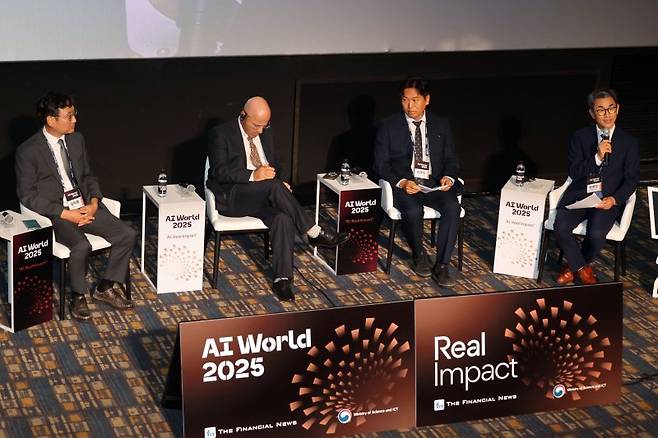 김득중 정보통신산업진흥원(NIPA) 부원장(왼쪽부터), 야리브 로탄 스타트업네이션센트럴 VP, 손금주 법무법인 율촌 변호사, 최경진 가천대학교 법과대학 교수가 25일 서울 송파구 롯데월드타워 롯데시네마에서 파이낸셜뉴스와 과학기술정보통신부가 공동 개최한 'AI월드 2025'에서 전문가좌담을 나누고 있다. 사진=서동일 기자