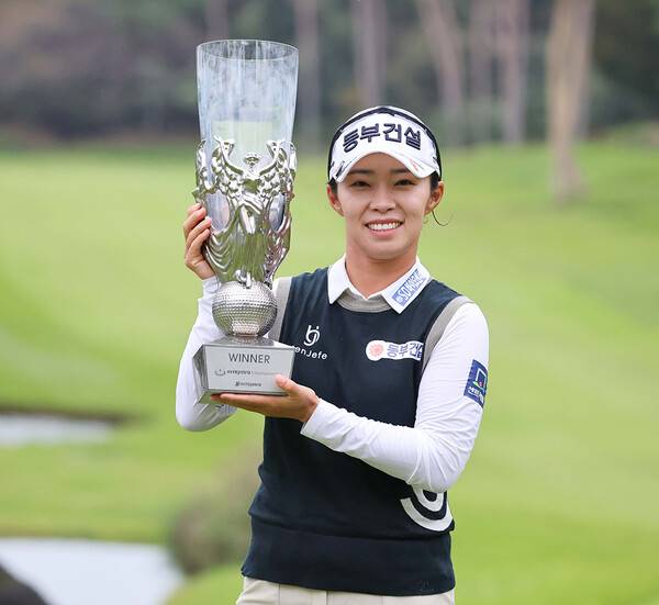 2025년 한국여자프로골프(KLPGA) 투어 메이저 대회 하이트진로 챔피언십에 출전하는 김수지&nbsp;프로. 사진은 2024년 우승 때 모습이다. 사진제공=KLPGA (사진을 무단으로 사용하지 마십시오.)