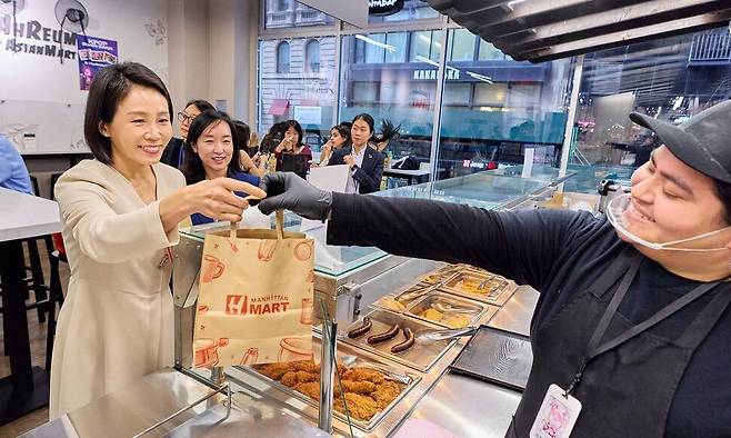 이재명 대통령과 함께 미국 뉴욕을 방문한 김혜경 여사가 23일(현지시각) 코리아타운의 한 식료품매장을 방문해 음식을 구매하고 있다. 연합뉴스