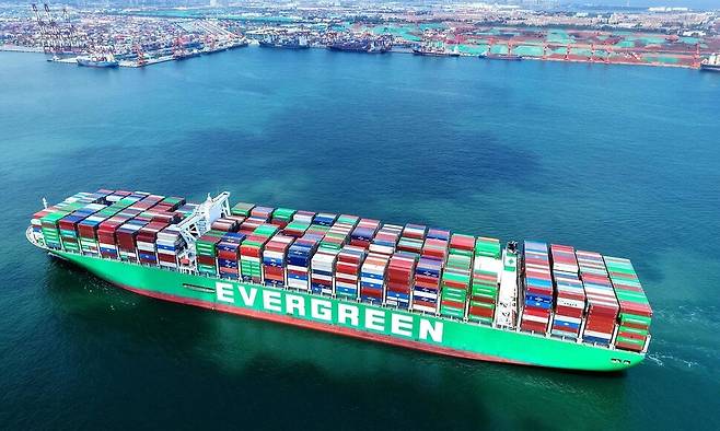 지난달 4일 중국 동부 산둥성 칭다오항에서 정박을 기다리는 컨테이너선. 칭다오/AFP 연합뉴스