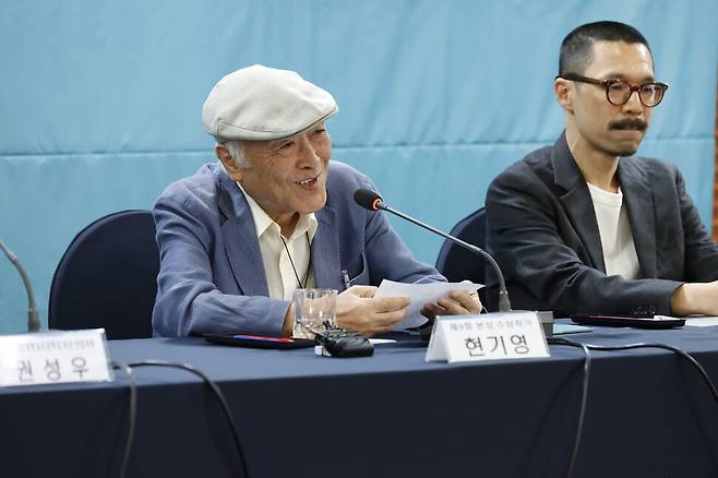 제9회 이호철통일로문학상 본상, 특별상을 각각 수상한 작가 현기영(84)과 김기창(47). 서울 은평구 제공