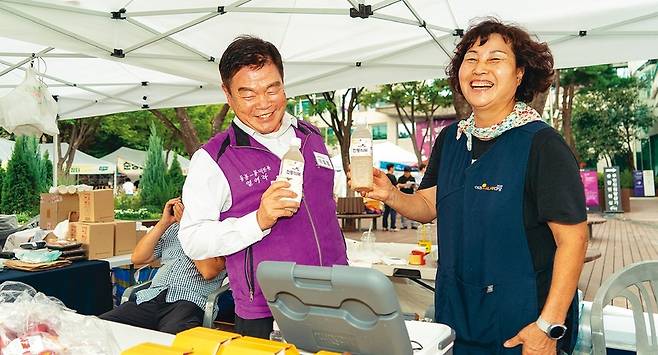 2024년 추석맞이 농수산물 직거래장터를 찾아 상인과 대화 중인 동대문구 이필형 구청장. 동대문구 제공