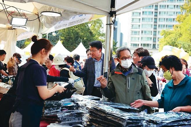 지난해 노원구가 연 고흥 직거래장터를 방문한 오승록 구청장. 노원구 제공
