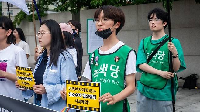 수영씨가 지난 7월4일 이화여대 학생들과 함께 이화여대 ‘아트하우스 모모’가 한국퀴어영화제의 대관을 ‘학교 설립 이념에 반한다’며 일방적으로 취소한 일에 대해 항의하고 있다. 수영 제공