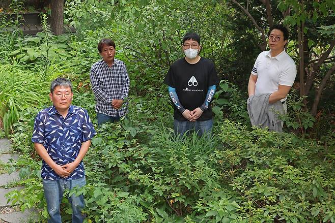 동명원 피해생존자인 문호현·이현주·문인현·박영선씨(왼쪽부터)가 6월19일 오후 서울 마포구 한겨레신문사에서 인터뷰하기 전 사진을 찍고 있다. 백소아 기자 thanks@hani.co.kr