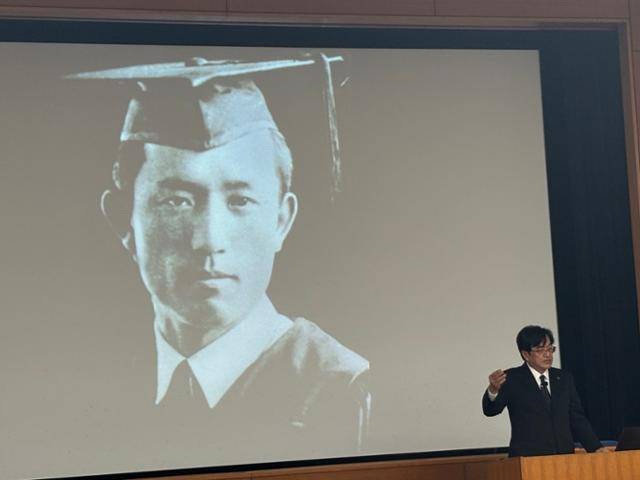 니시하라 렌타 일본 릿쿄대 총장이 2월 23일 도쿄 본교에서 열린 '시인 윤동주와 함께 2025' 행사에서 학사모를 쓴 윤동주의 영정 사진을 배경으로 강연하고 있다. 윤동주는 1942년 4월부터 6개월간 릿쿄대에 재학했다. 도쿄=류호 특파원